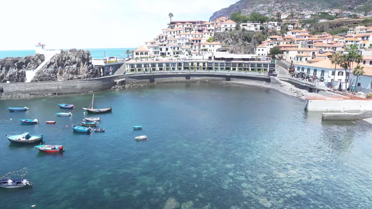 보트가 있는 해안 도시 항구