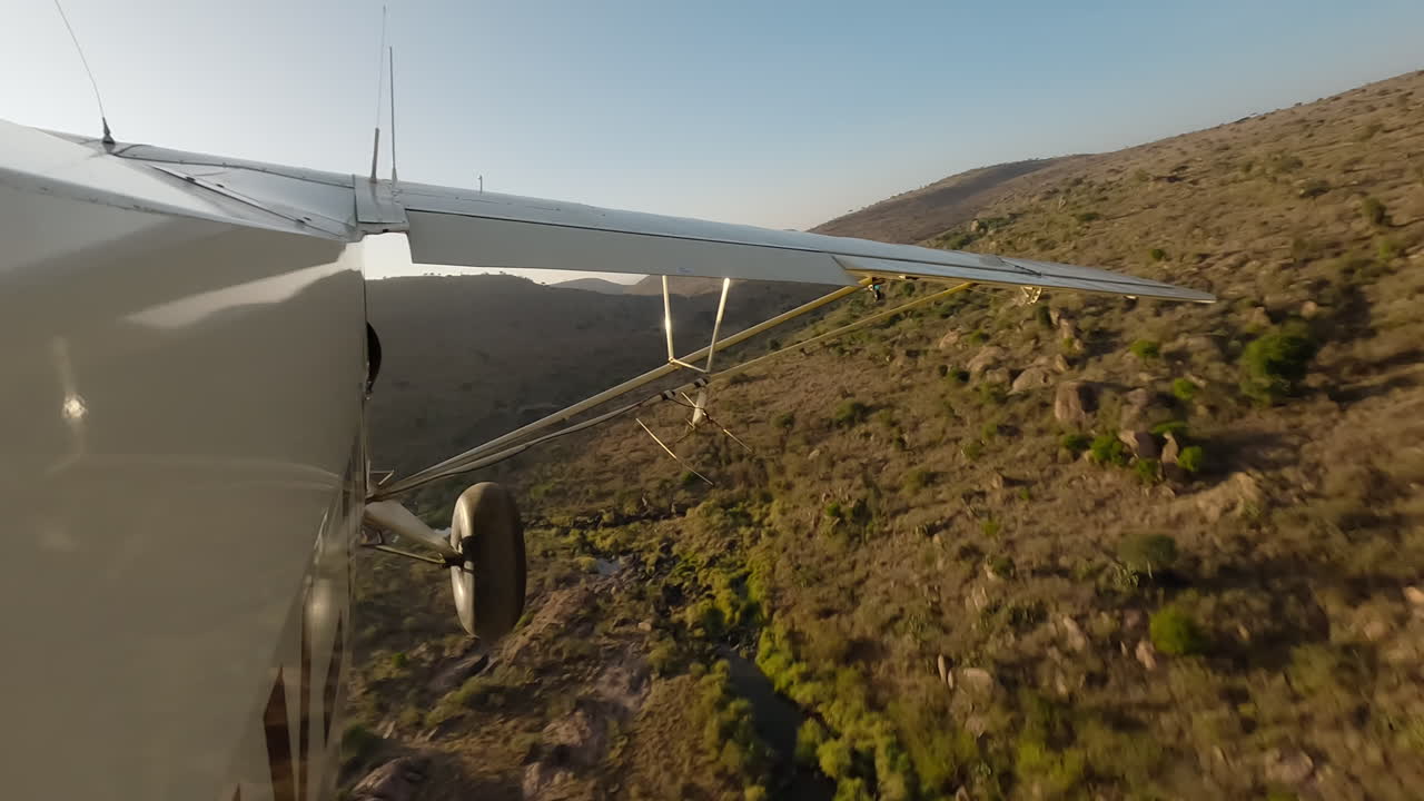 Piccolo aereo vista laterale su arbusti rocciosi e secchi, fiume