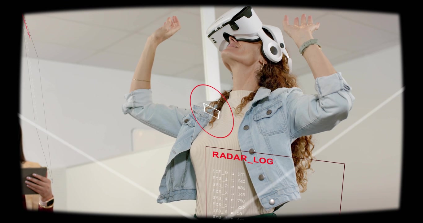 Žena s bílým VR headsetem testuje, zvedá ruce jako pozorovatelka držící tablet se sledováním HUD RADAR_LOG.