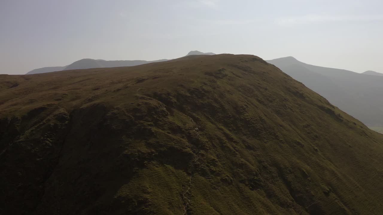 Ripresa con drone di una cascata in allontanamento da Knott Rigg e Ard Crags nel Lake District, Cumbria