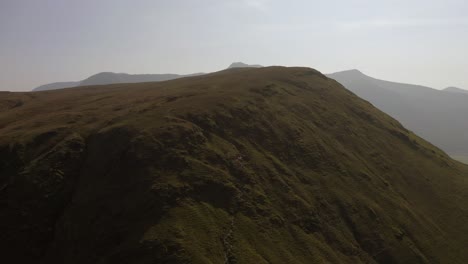 Drohnen-Wasserfall-Zieht-Sich-Von-Knott-Rig-Und-Ard-Crags-Im-Lake-District,-Cumbria,-Zurück