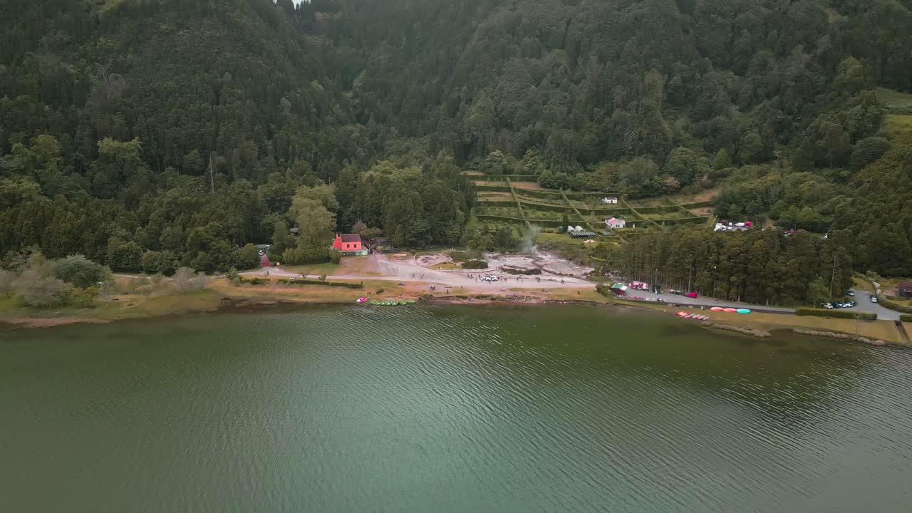 fotografía aérea ascendente de las famosas fumarolas, aguas termales de la laguna de furnas, isla de sao miguel, azores