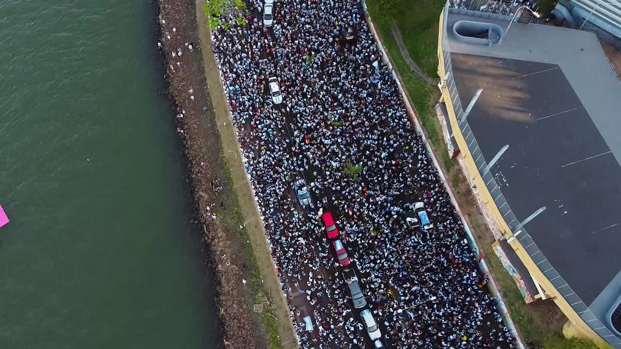 los aficionados del equipo nacional de fútbol argentino celebrando juntos en la avenida costanera en la ciudad de posadas, misiones, argentina