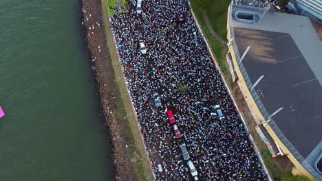 Fans-of-the-Argentine-national-football-team-celebrating-together-on-the-Costanera-Avenue-in-the-city-of-Posadas,-Misiones,-Argentina