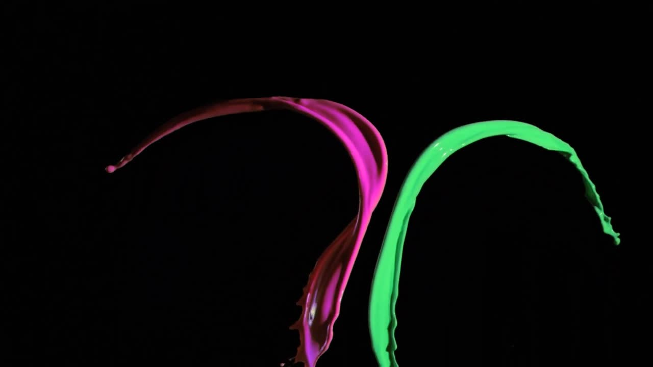 검은색 배경의 다채로운 파동 위에 판매 텍스트의 애니메이션