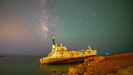 Edro-Schiffswrack-In-Zypern-Bei-Nacht-Im-Zeitraffer-Mit-Sternenhimmel-Und-Vielen-Sternschnuppen