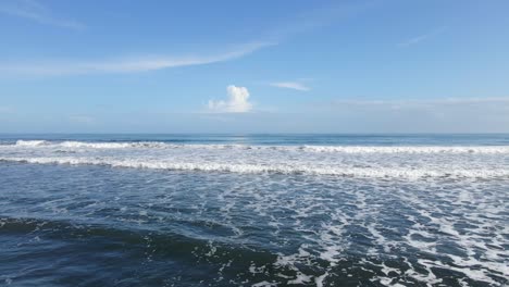 las olas azules profundas chocan frente a la cámara en un día soleado