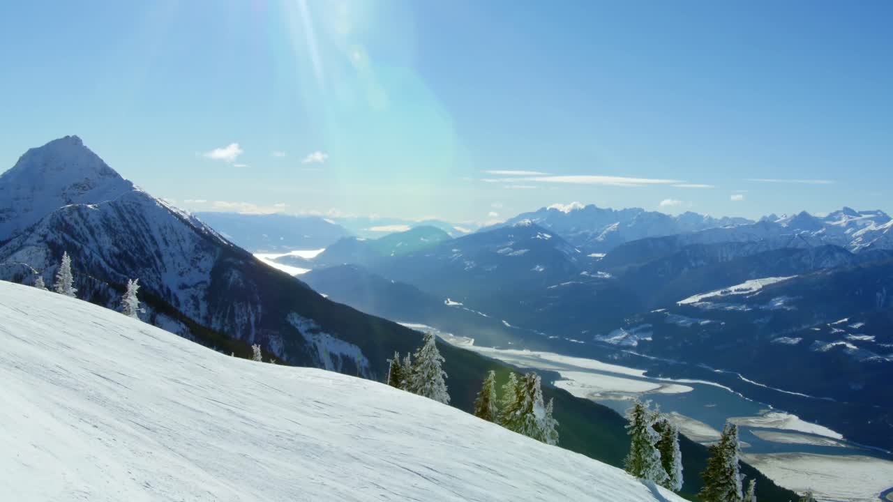 Eine Person, die auf einem verschneiten Berg Snowboard fährt