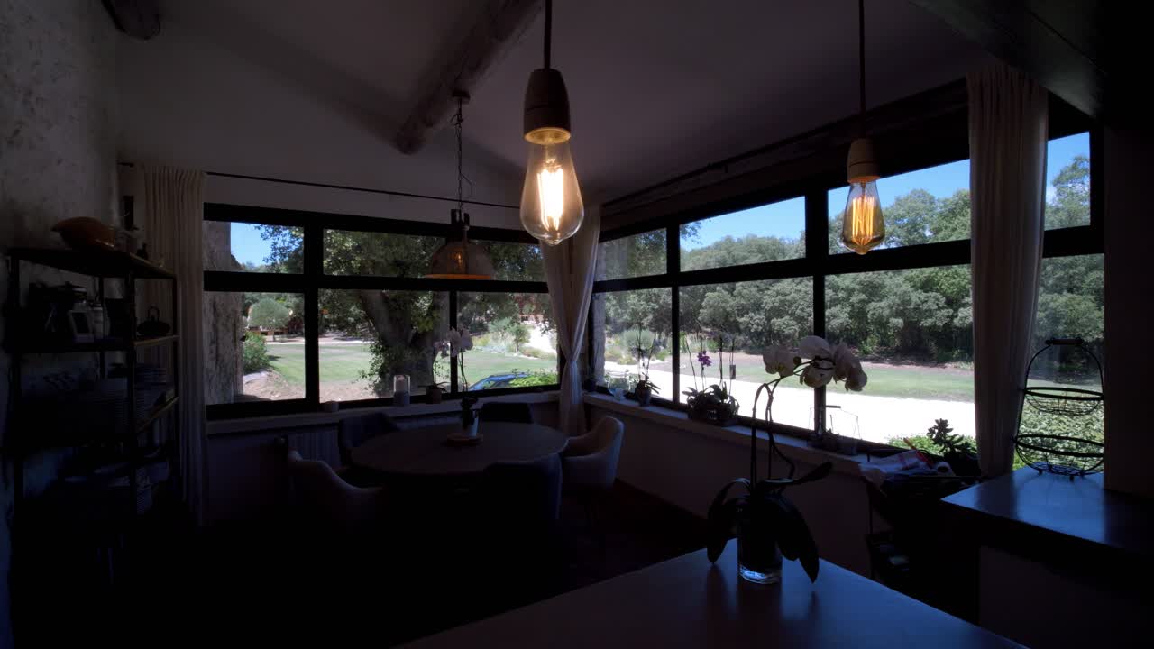 Lenta inquadratura di presentazione di un ampio vialetto dall'interno di una villa a Uzès.