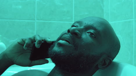 Hombre-Negro-Hablando-Por-Teléfono-En-El-Baño