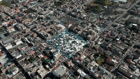 paisaje urbano de otavalo con plaza de ponchos durante el verano en ecuador - panorámica aérea