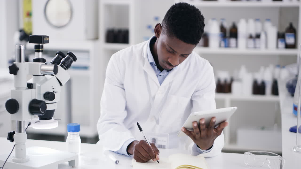 un bel giovane scienziato che prende appunti