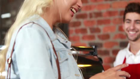 Cliente-Sonriente-Con-Una-Taza-De-Café