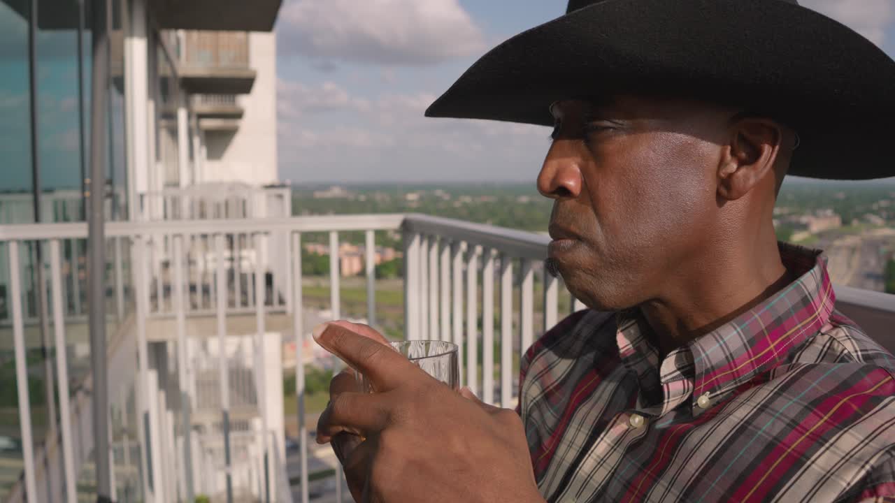 생각 하는 동안 유리 컵 을 들고 있는 흑인 의 초상화