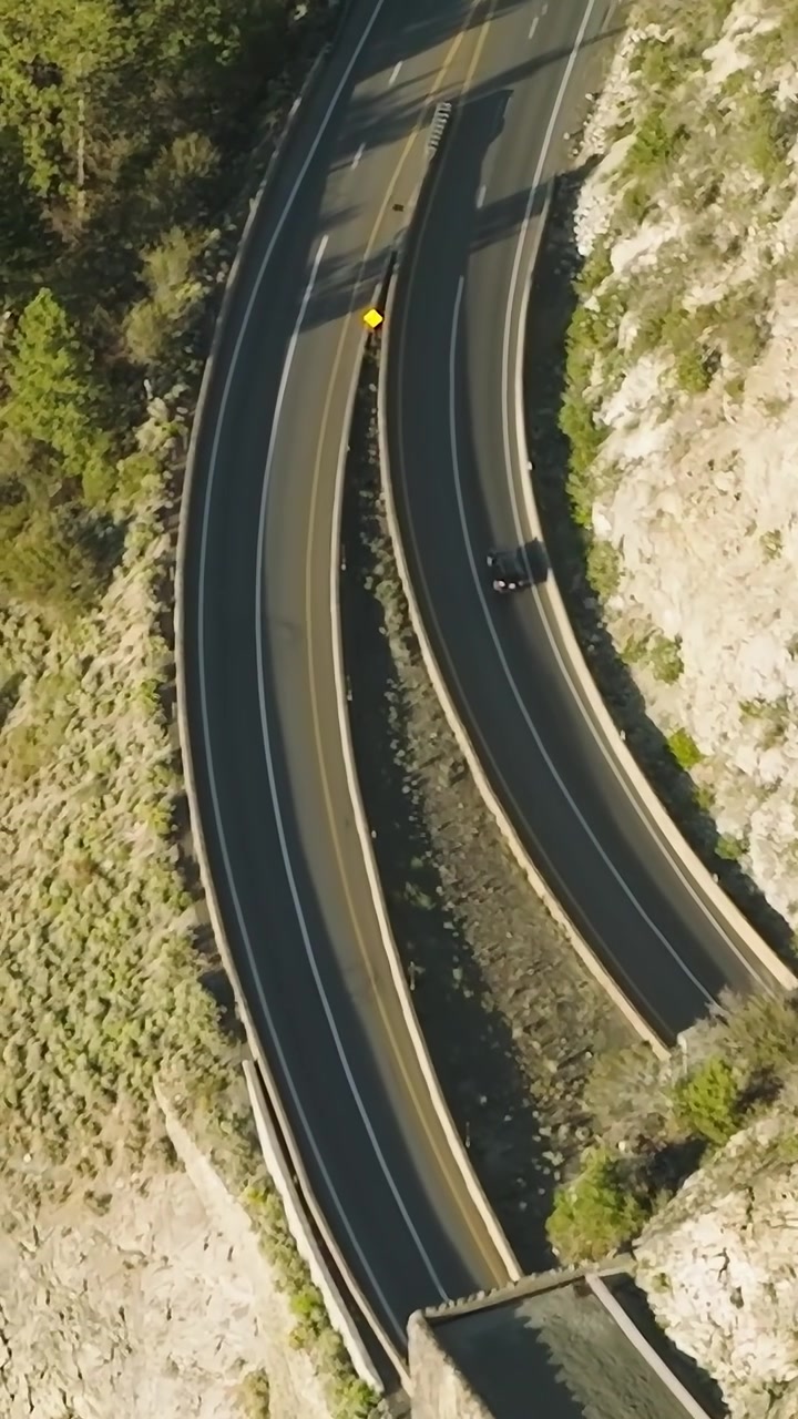 Strada serpeggiante attraverso un terreno roccioso vicino al Lago Tahoe in Nevada e California