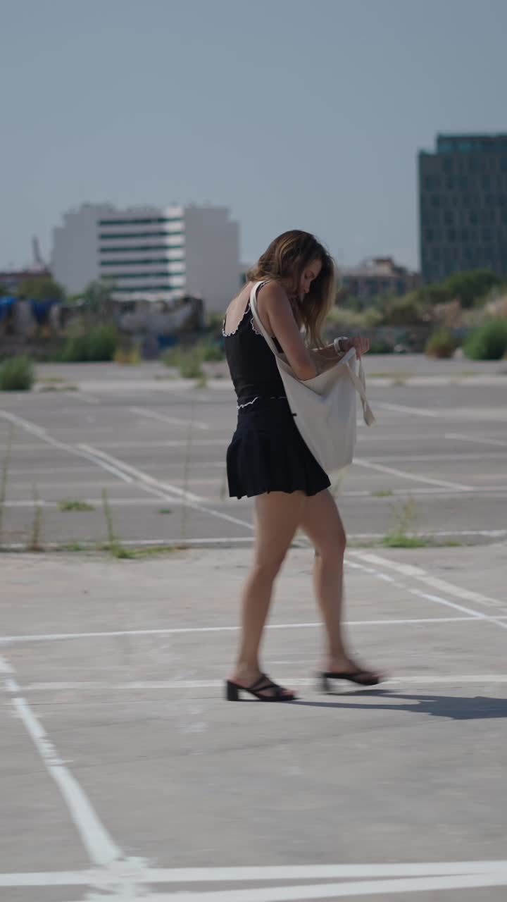 주차장에서 고 있는 여자