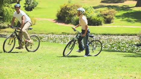 Junges-Paar-Radfahren