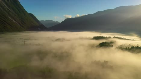 Niebla-Matutina-Sobre-El-Valle-Entre-Las-Montañas-A-La-Luz-Del-Sol.-Niebla-Y-Hermosa-Naturaleza-De-Imágenes-Aéreas-De-Noruega.