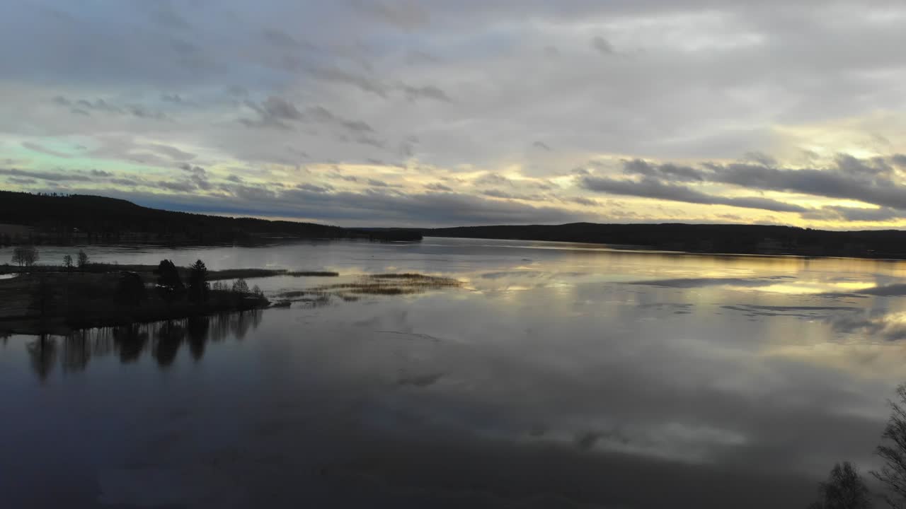 drone sobre el lago en suecia al atardecer
