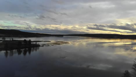 Drone-Sobre-El-Lago-En-Suecia-Al-Atardecer