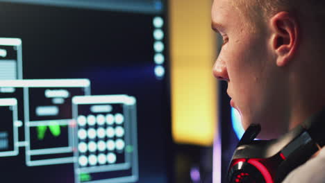hacker adolescente masculino sentado frente a las pantallas de la computadora evitando la seguridad cibernética