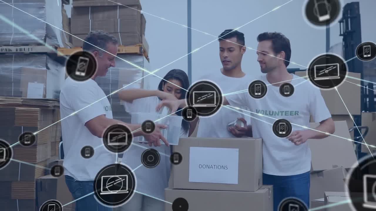 animación de una red de iconos digitales sobre un equipo de diversos voluntarios que guardan artículos en la caja de donaciones