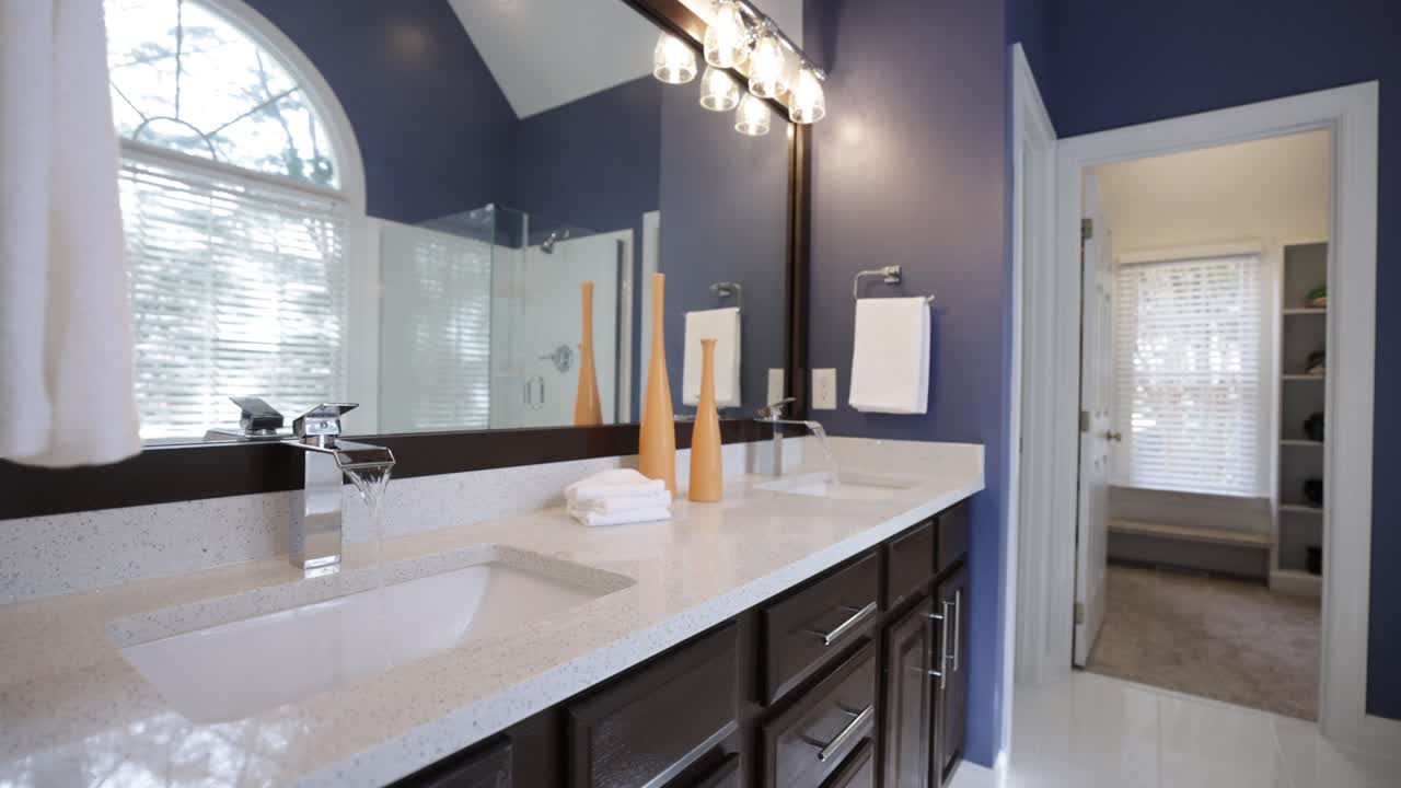 럭셔리 화장실 인테리어 디자인 비디오, 현대적인 에서  싱크대에 물이 흐릅니다.