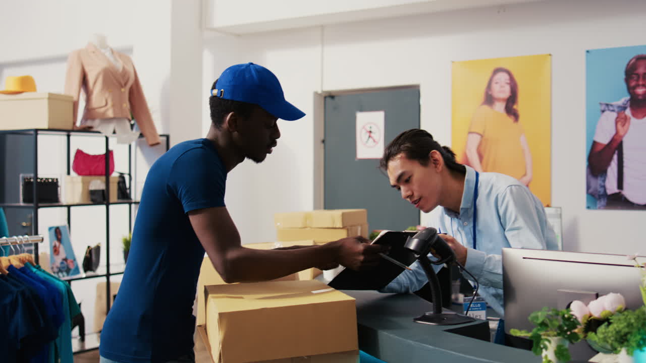 entregador pidiendo al trabajador que firme el informe