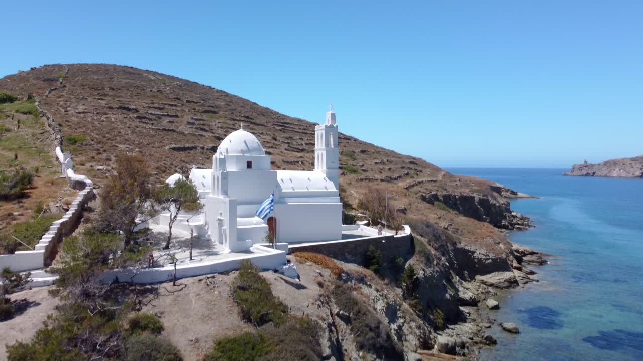 iglesia de agia irini en el puerto de ormos en la isla de ios