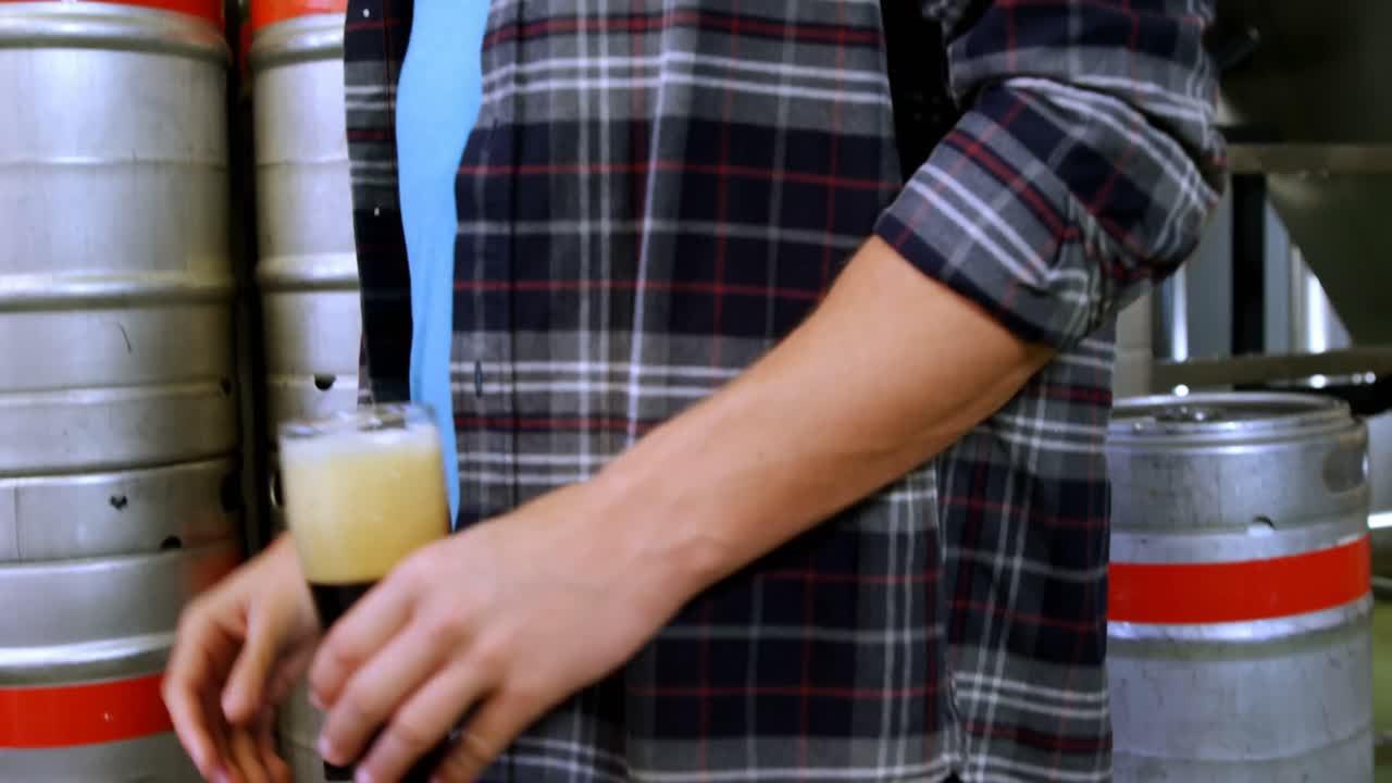 맥주 4k의 파인트를 확인하는 맥주 제조자