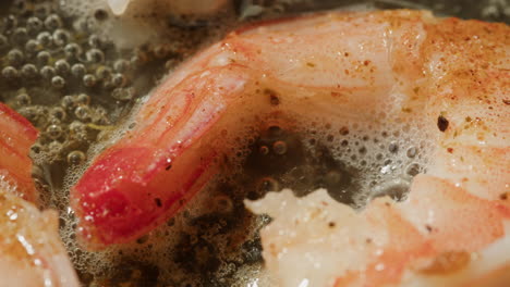 cocinar camarones en una sartén