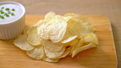 Kartoffelchips-Mit-Sauerrahm-Dip