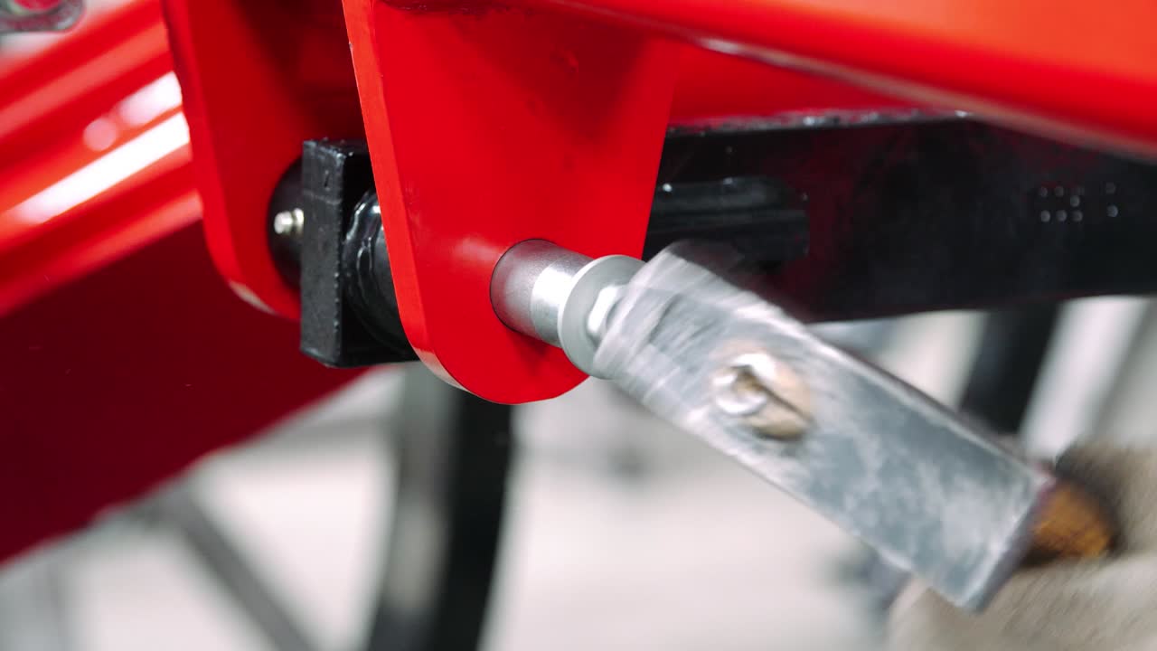 공장 에서 수동 으로 조립 하는 작업자