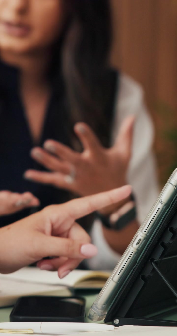 Colleghi di lavoro che collaborano su un tablet in ufficio