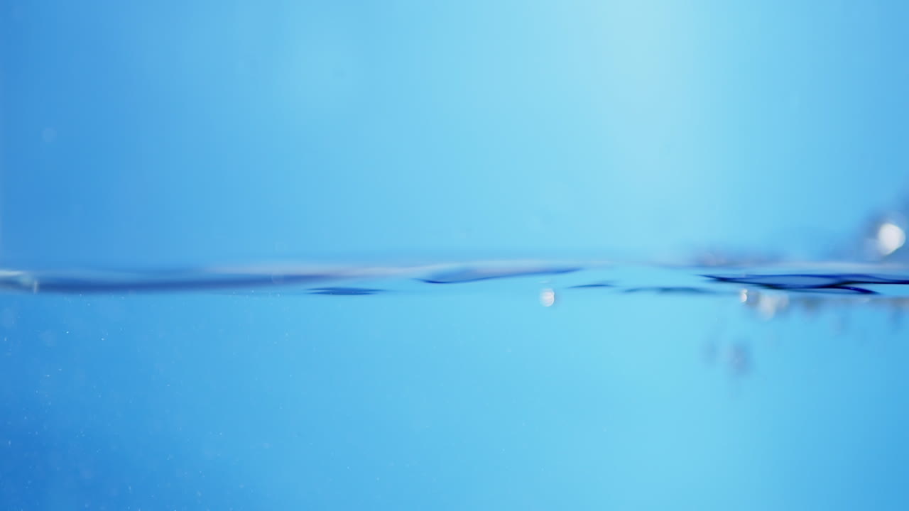 움직이는 물방울의 매크로 시각