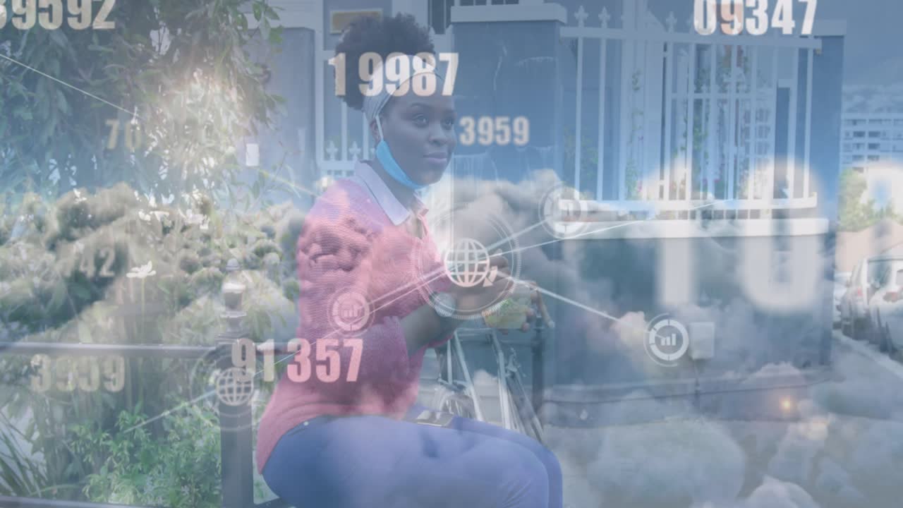 Netværk af digitale ikoner og skyer mod afrikansk-amerikansk kvinde, der spiser en snack på gaden