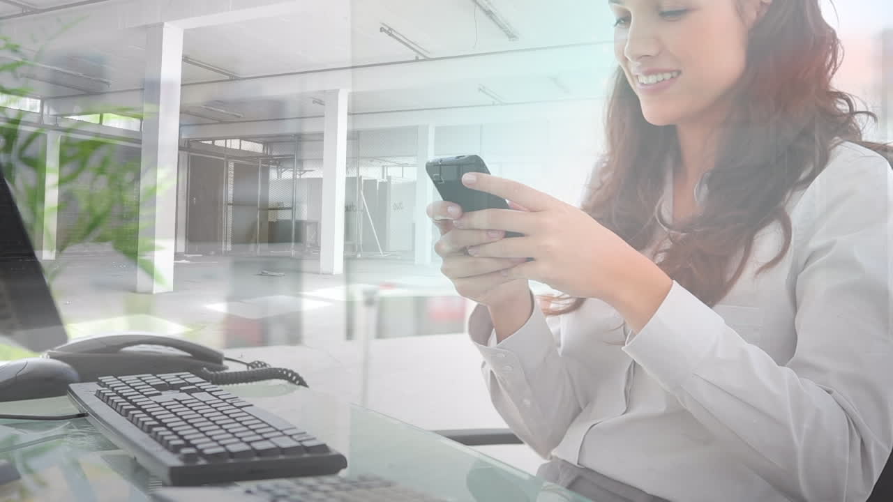 animación de la construcción de una mujer caucásica feliz usando un teléfono inteligente