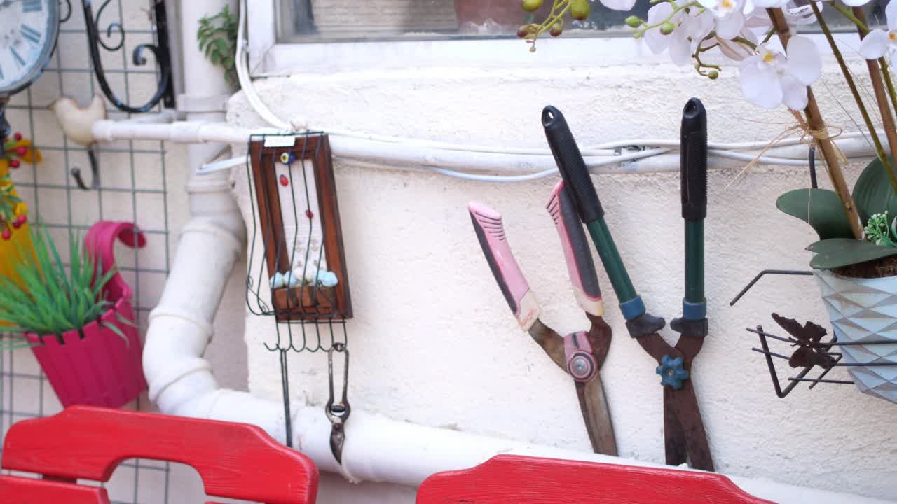 꽃과 정원 도구로 장식 된 벽 장식