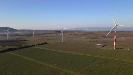 Drohnenschuss-Auf-Niedrigem-Niveau,-In-Betrieb-Befindlicher-Windturbinenpark-Zur-Stromerzeugung,-Israel