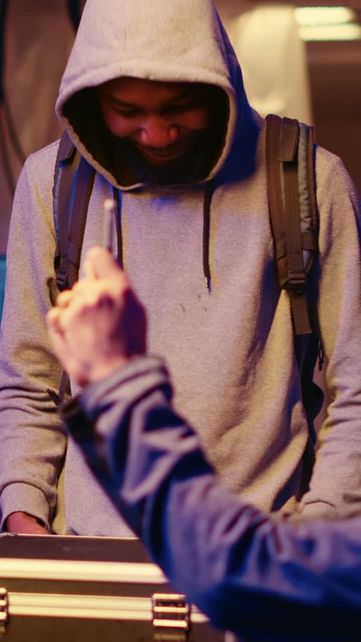 Hackers di video verticali festeggiano per aver compiuto una violazione della sicurezza