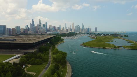 Toma-Aérea-De-Establecimiento-De-Barcos-En-El-Lago-Michigan-Con-El-Horizonte-De-Chicago-En-Segundo-Plano