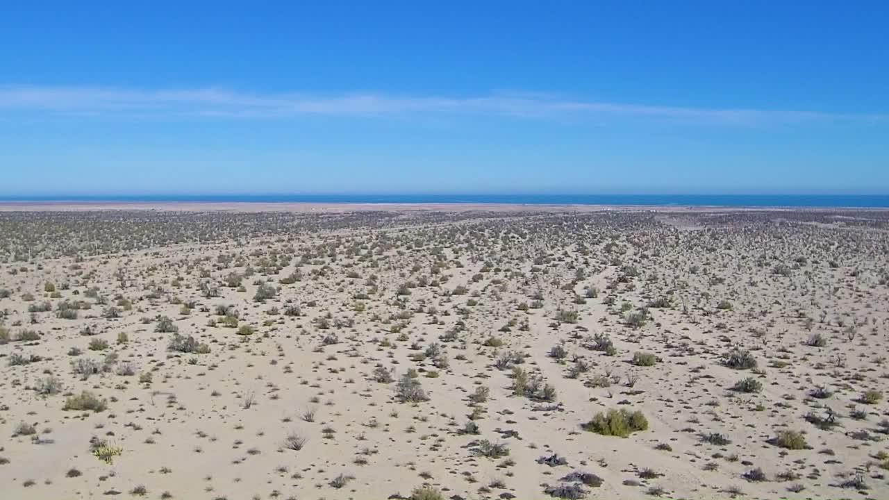 바다 근처 땅 주위를 비행하는 무인 항공기의 보기