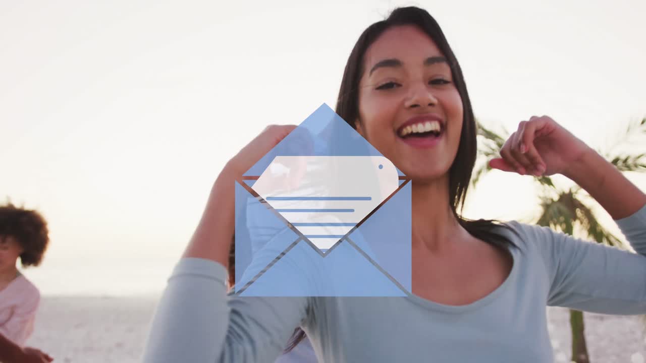 animación del sobre de correo electrónico icono digital sobre amigos bailando en la playa