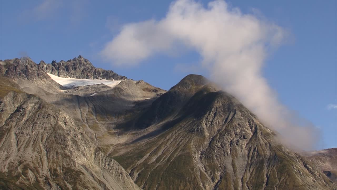 nubes blancas esponjosas en la cima de las montañas