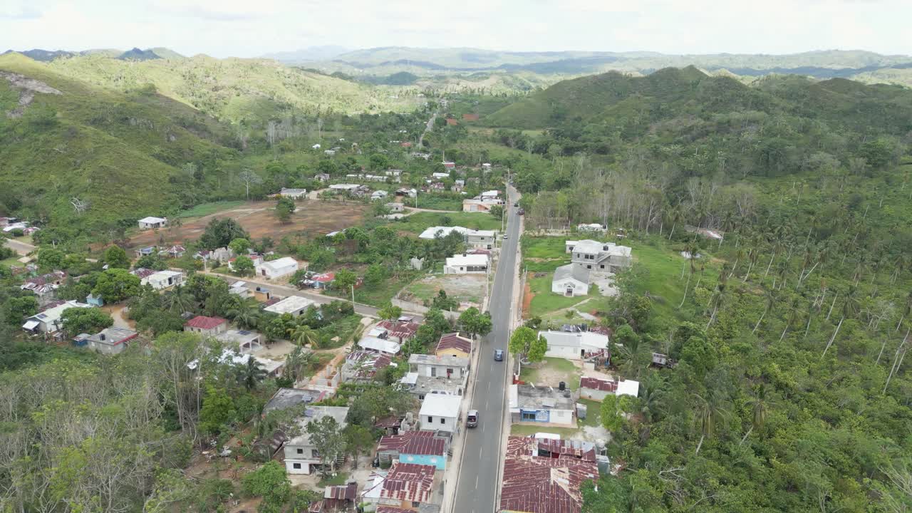 항공: 아름다운 시골을 통해 차를 따라가는 드론 샷