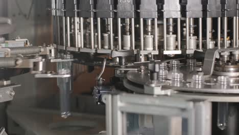 una máquina automática de llenado vierte agua en botellas de plástico en una moderna planta de bebidas