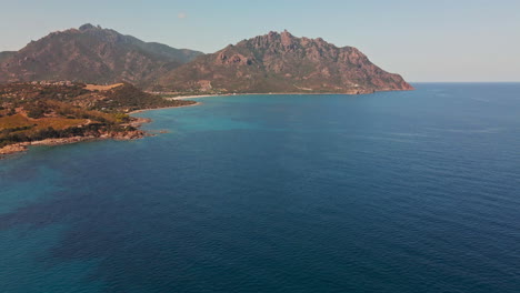 Schöne-Landschaft-Sardiniens-Mit-Bergen-Und-Kristallklarem-Wasser-Im-Sommer-In-Sardinien,-Italien---Luftdrohne-Breite-Aufnahme