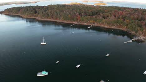 Hochschwenkaufnahmen-Aus-Der-Luft-Am-Bootshafen-Von-Cousins-Island,-Maine,-Mit-Blick-Auf-Geparkte-Boote,-Die-Den-Horizont-Enthüllen