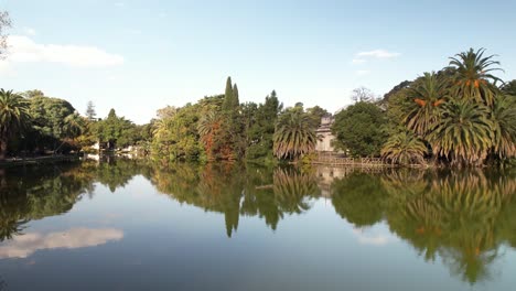 Flyover-Artificial-Lake-Of-Paseo-Del-Bosque-Green-Space,-La-Plata-City,-Argentina