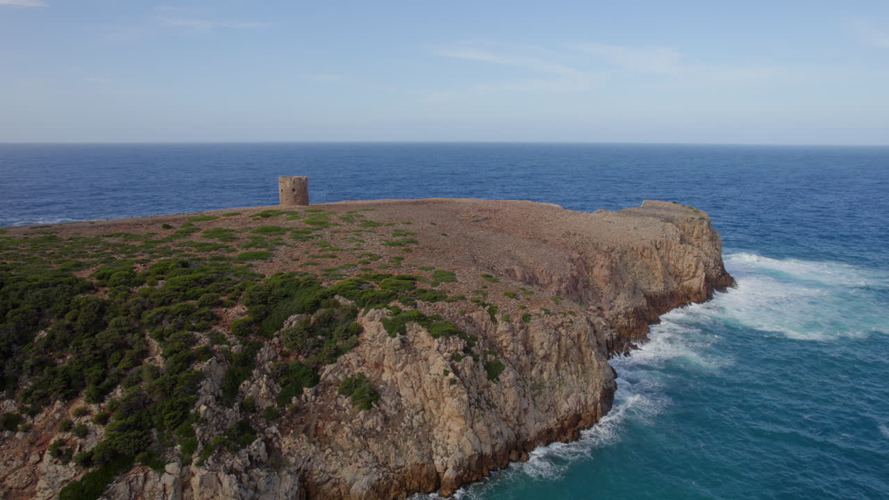 volando hacia la famosa torre di cala domestica en la isla de cerdeña en un día con hermosos colores